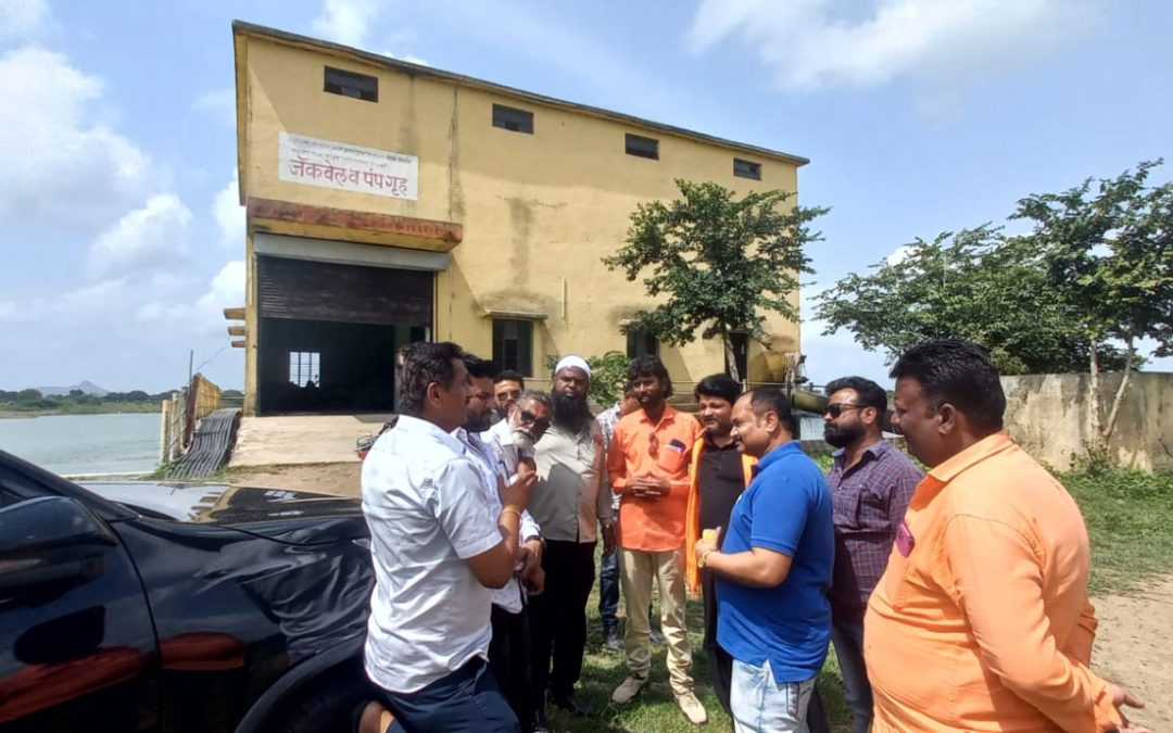 पाटोदा येथे पालखेड धरणातून पोहचलेल्या पाण्याची मनमाड शिवसेनेकडून पाहणी