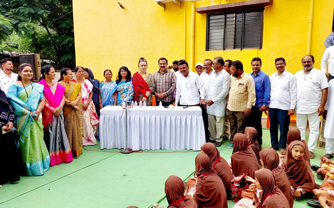 सौ.अंजुमताई कांदे यांच्या हस्ते विद्यार्थ्यांना शालेय साहित्याचे वाटप
