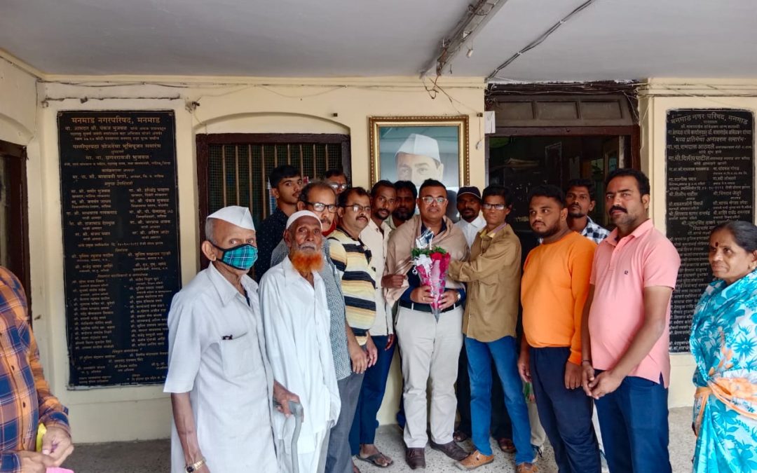 दिव्यांग आघाडी तर्फे मुख्याधिकारी चौधरी यांचे स्वागत