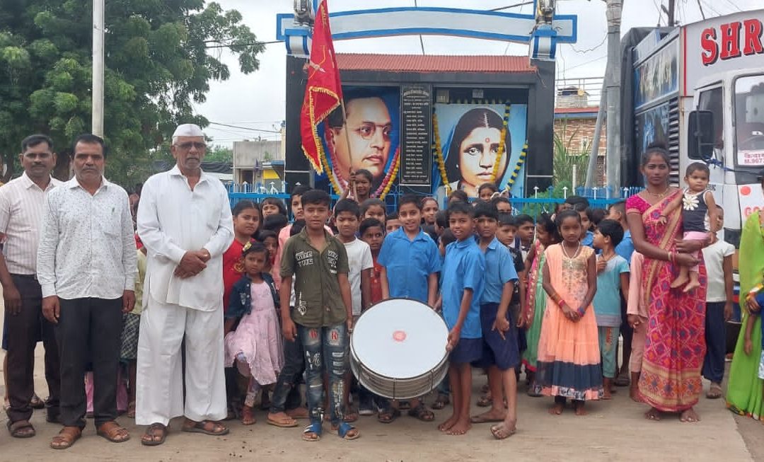 बुधलवाडी प्राथमिक शाळेत जागतिक आदिवासी व क्रांती दिन साजरा