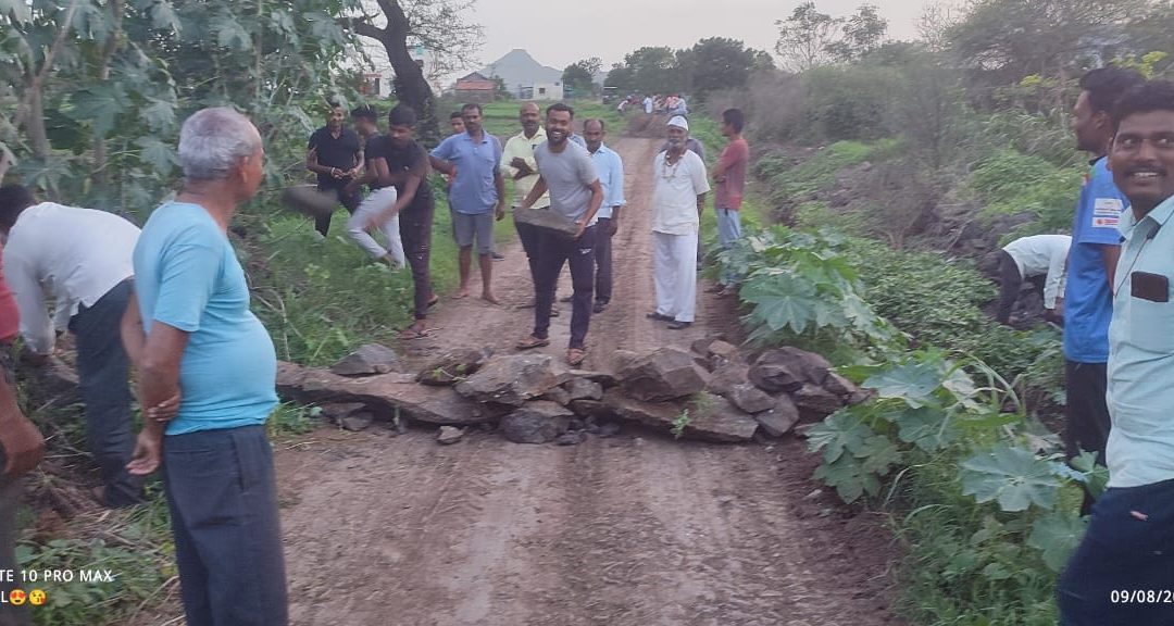 बघा व्हिडिओ – रायपूर गावातील शिव रस्ता केला ग्रामस्थांनी बंद – अतिक्रमण हटवून मोजणी करण्याची गावकऱ्यांची मागणी