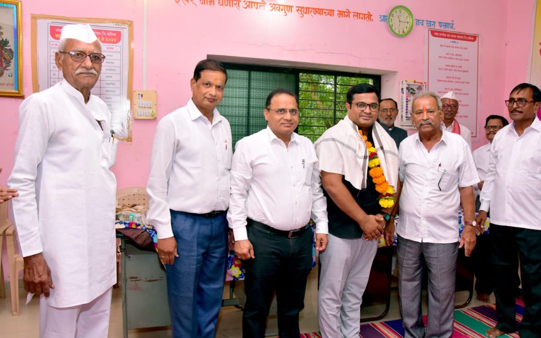 जेष्ठ नागरिक संघाचे सदस्य माणिकराव कवडे यांचेकडून नवनियुक्त कृ.उ.बाजार समिती सदस्य व मविप्र संचालक अमित बोरसे यांचा सत्कार