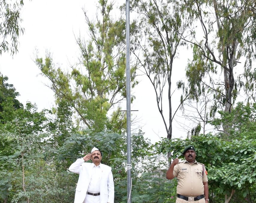 मनमाड महाविद्यालयात स्वातंत्र्य दिन उत्साहात साजरा