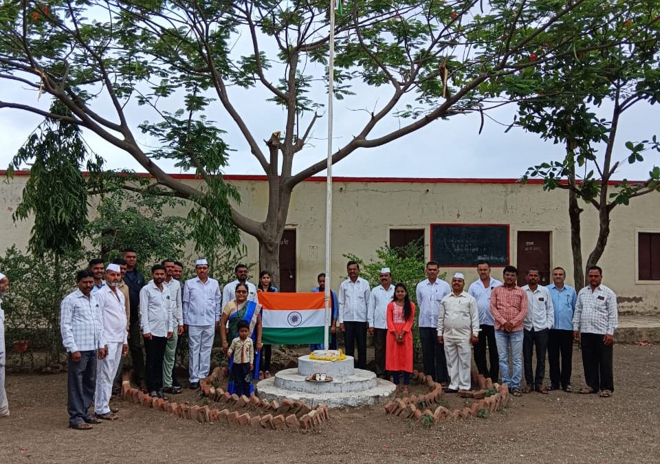शिंगवे येथे दहावीत प्रथम क्रमांकाने उत्तीर्ण झालेल्या विद्यार्थिनीच्या शुभहस्ते ध्वजारोहण