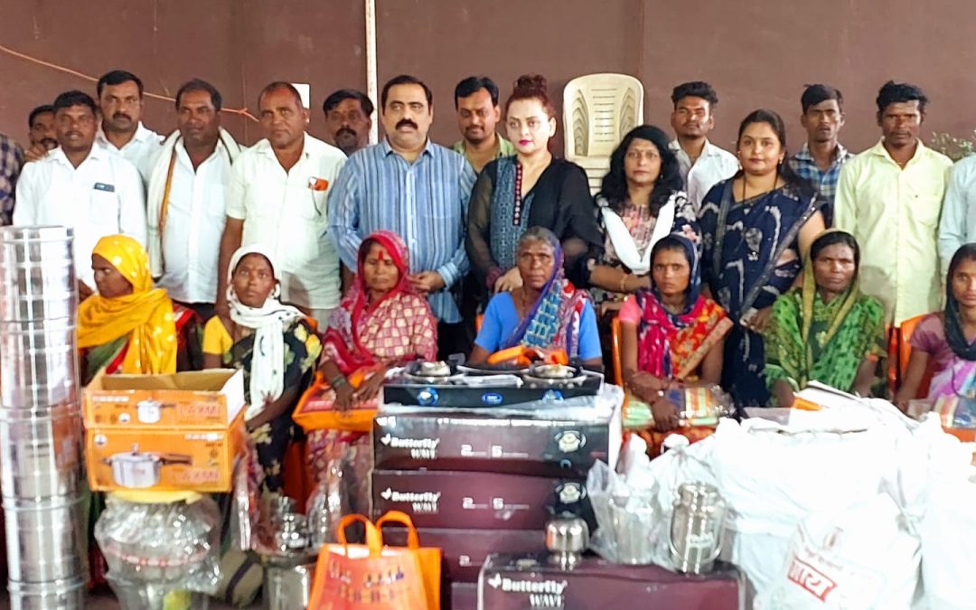 जामदरी येथील आदिवासी कुटूंबीयाना संसारोपयोगी वस्तू भेट