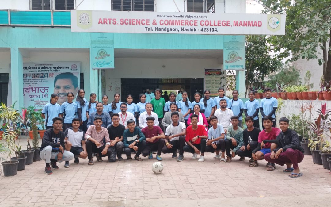 तालुकास्तरीय फुटबॉल स्पर्धेत मनमाड कनिष्ठ महाविद्यालयाचा मुले आणि मुलींचा संघ विजयी
