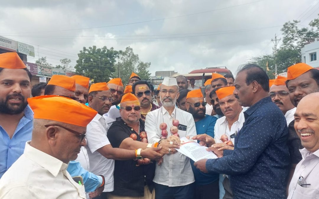 केंद्र आणि राज्य सरकारच्या विरोधात शिवसेना (उबाठा) आक्रमक – रोखला मनमाड चांदवड  मार्ग