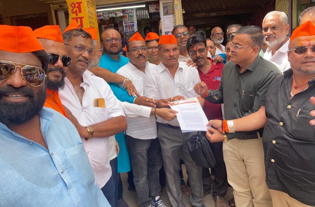 मनमाड नगरपालिका प्रशासनाचे शहरातील प्रश्नांकडे दुर्लक्ष ; नागरिकांचे हाल – शिवसेना (ऊबाठा) गटाचे धरणे आंदोलन