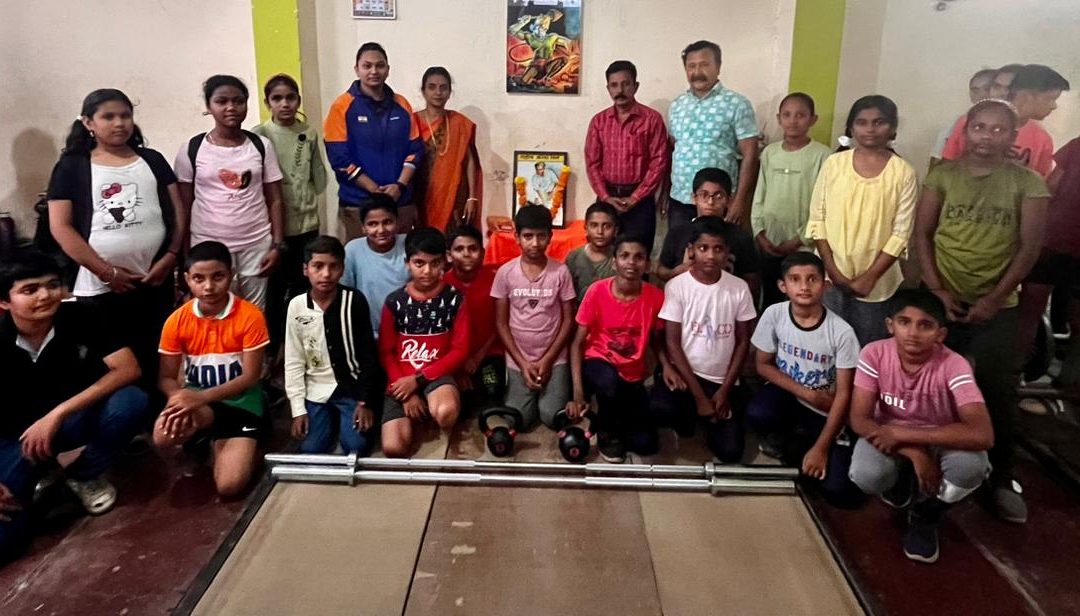 आंतरराष्ट्रीय खेळाडू आकांक्षा किशोर व्यवहारे ची राष्ट्रीय क्रीडा दिना निमित्ताने वेटलिफ्टिंग खेळाडूना ४१ हजार रुपयांच साहित्य भेट