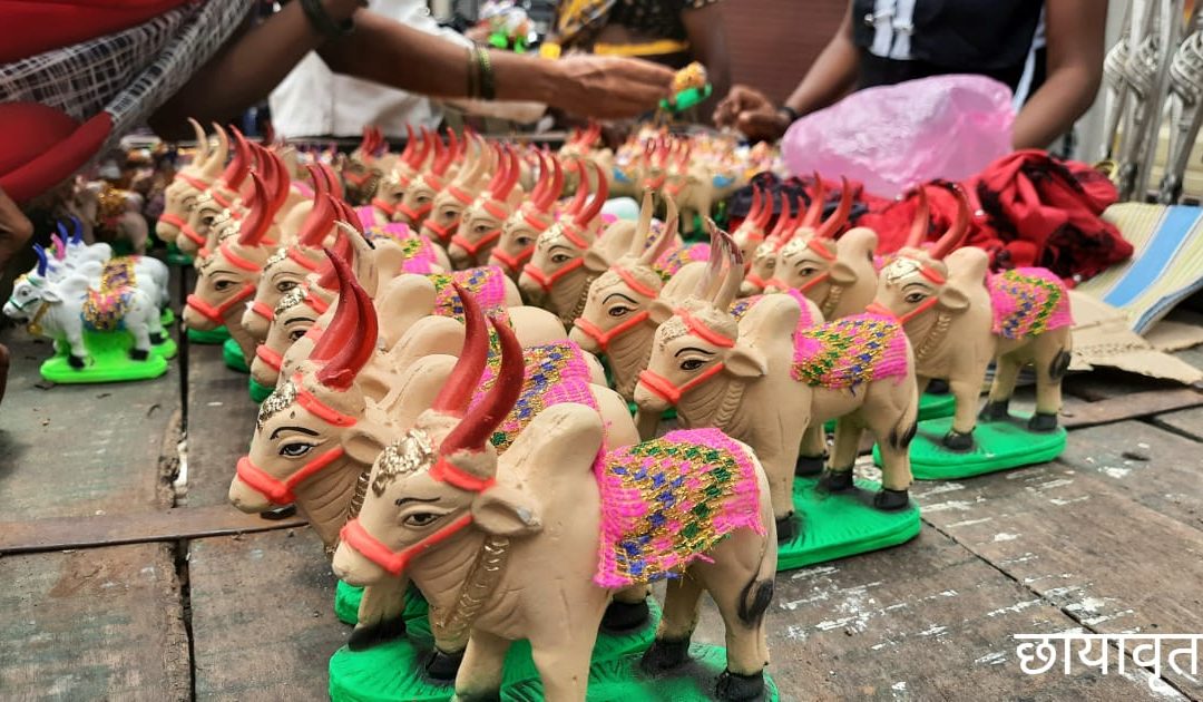 बैल-पोळ्याच्या सणासाठी मनमाडची बाजारपेठ सजली