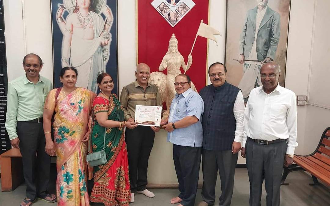 वाढदिवशी रक्तदानाची शतकपूर्ती करणारे अच्युतभाई गुजराथी यांचा जनकल्याण रक्तपेढी तर्फे सन्मान