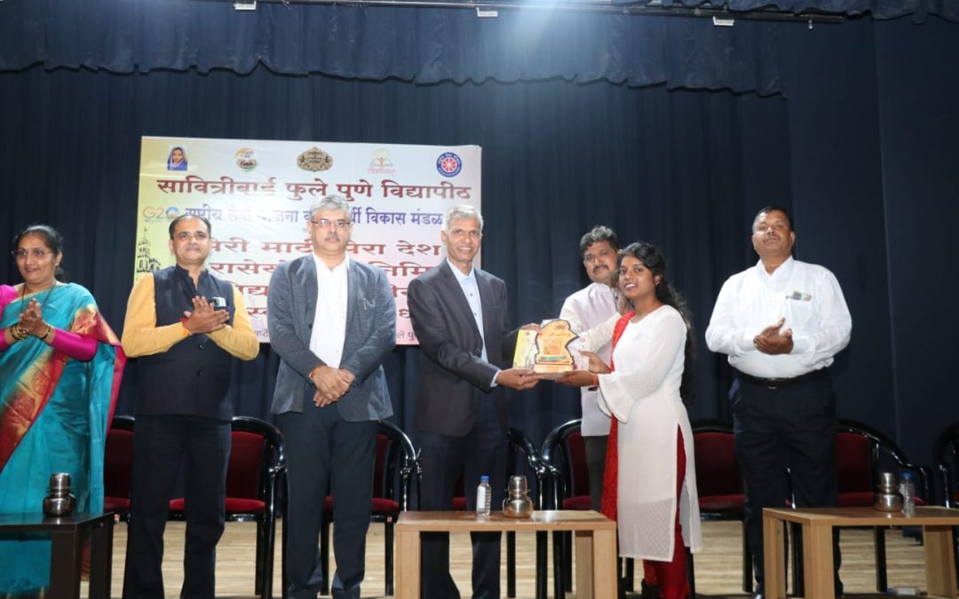 मनमाड महाविद्यालयाच्या रासेयो स्वयंसेविकेचे  विद्यापीठस्तरीय भित्तीचित्र  स्पर्धेत प्रथम क्रमांक