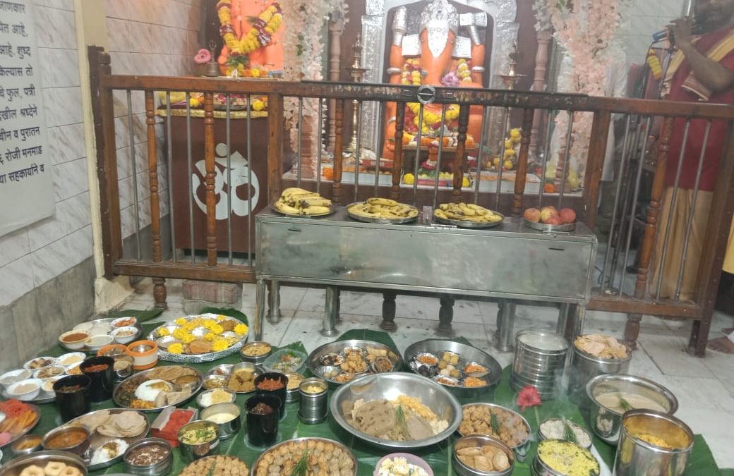 बघा व्हिडिओ – भाद्रपद महागणेशोत्सव 2023 निमित्त वेशीतील प्राचीन श्री निलमणी गणेश मंदीरात सलग नवव्या वर्षी छप्पन महाभोग (महानैवेद्य) संपन्न गणेश भक्तांचा उदंड प्रतिसाद