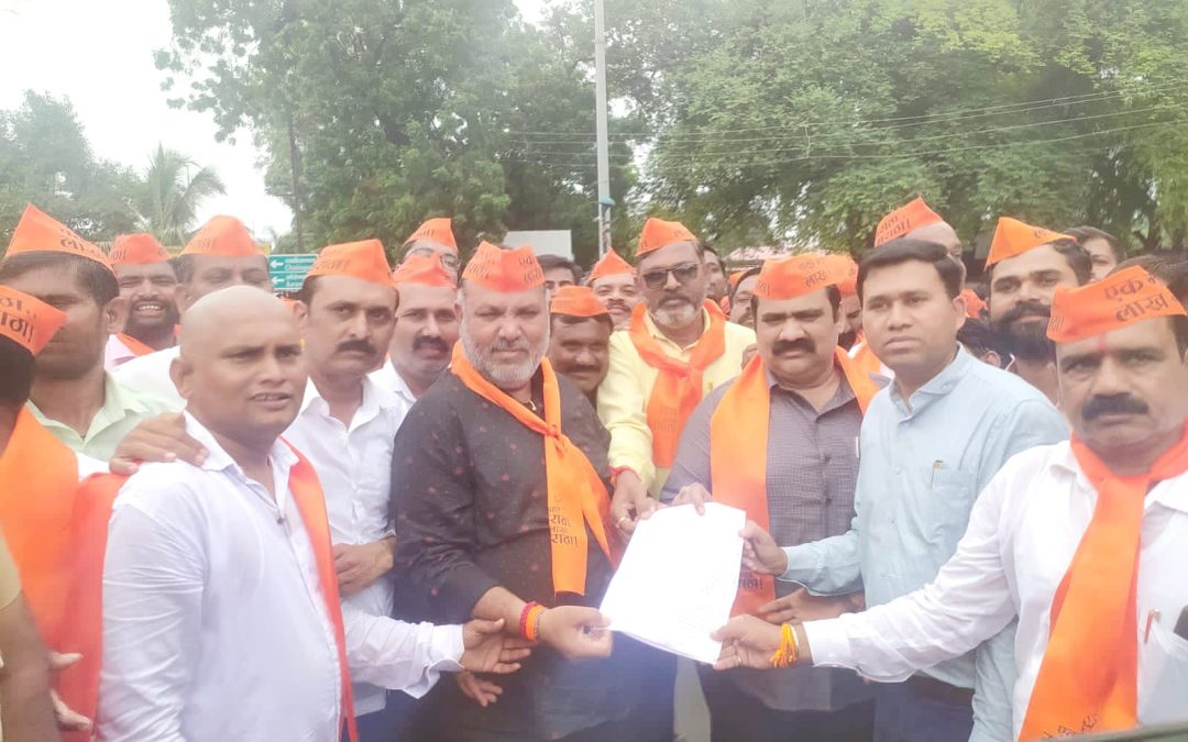 नांदगाव येथे सकल मराठा समाजाचा रस्ता रोको.  मराठा समाज बांधवाकडून मुंडन करूण निषेध.