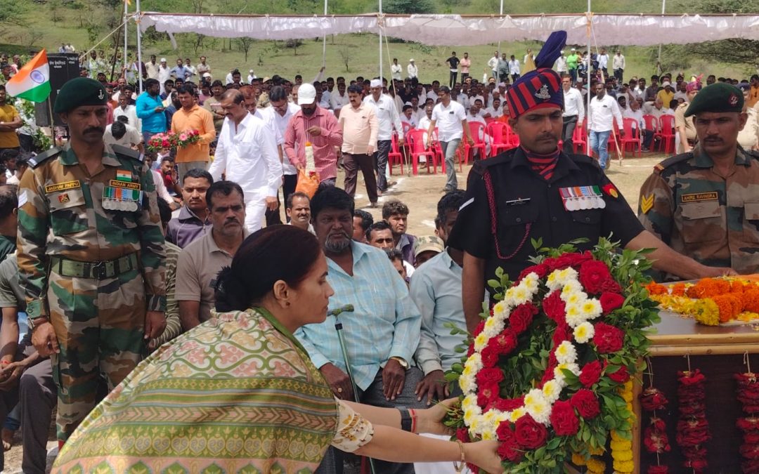हरणुल येथील वीर जवान विकी चव्हाण यांचेवर शासकीय इतमामात अंत्यसंस्कार