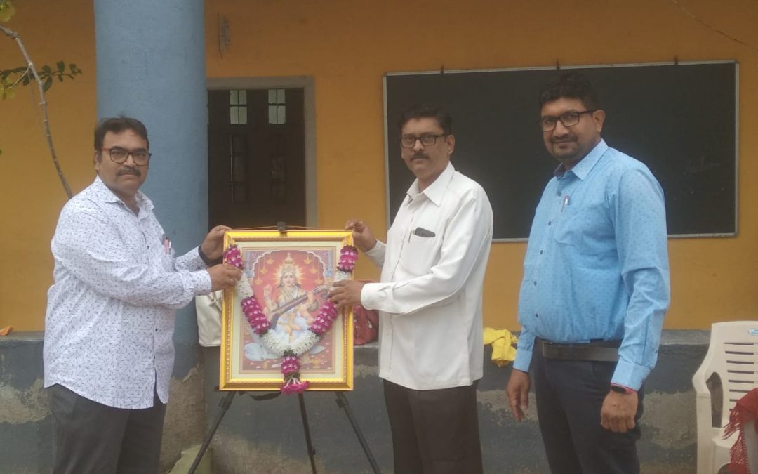 के आर टी हायस्कूल मध्ये हिंदी दिवस साजरा करण्यात आला.