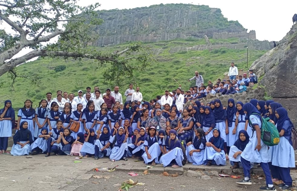 एच.ए.के.हायस्कूल अँड ज्यु. कॉलेज,मनमाड माध्यमिक शाळेची अंकाई किल्ला येथे क्षेत्र भेट