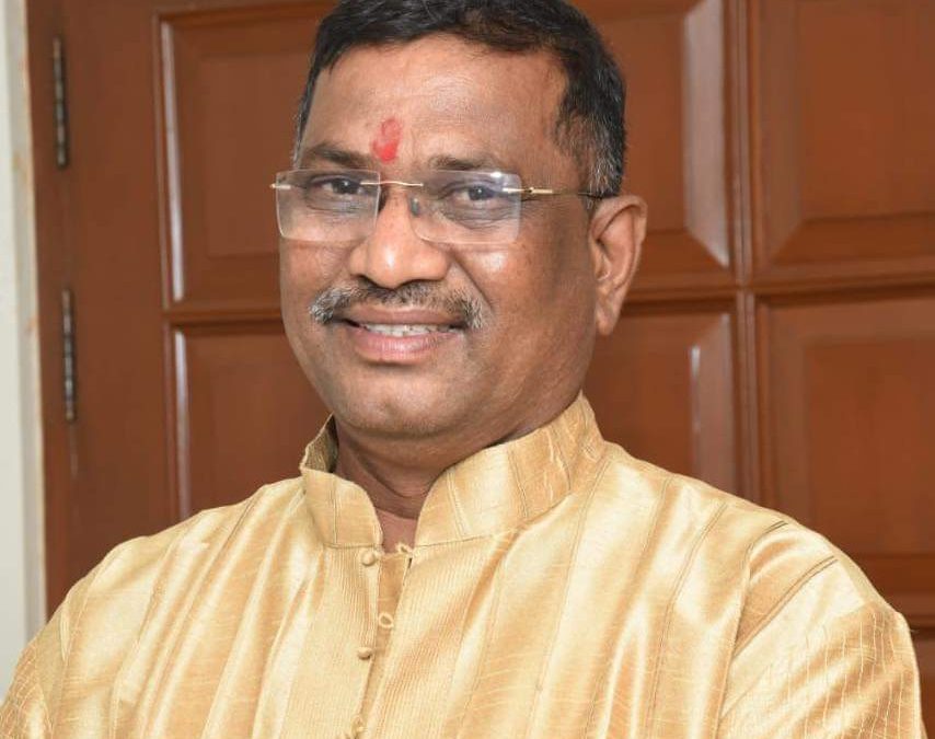 शहरात सुरू असलेल्या विकास कामांबाबत शिवसेना उद्धव बाळासाहेब ठाकरे गटाचे शहर प्रमुख माधव शेलार यांचे नगर परिषद प्रशासनाला निवेदन
