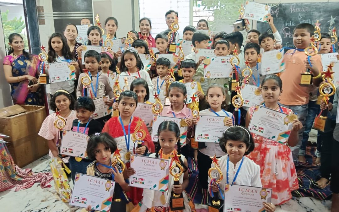 साई क्लासेसच्या यशस्वी विद्यार्थ्यांना पारितोषिक प्रदान