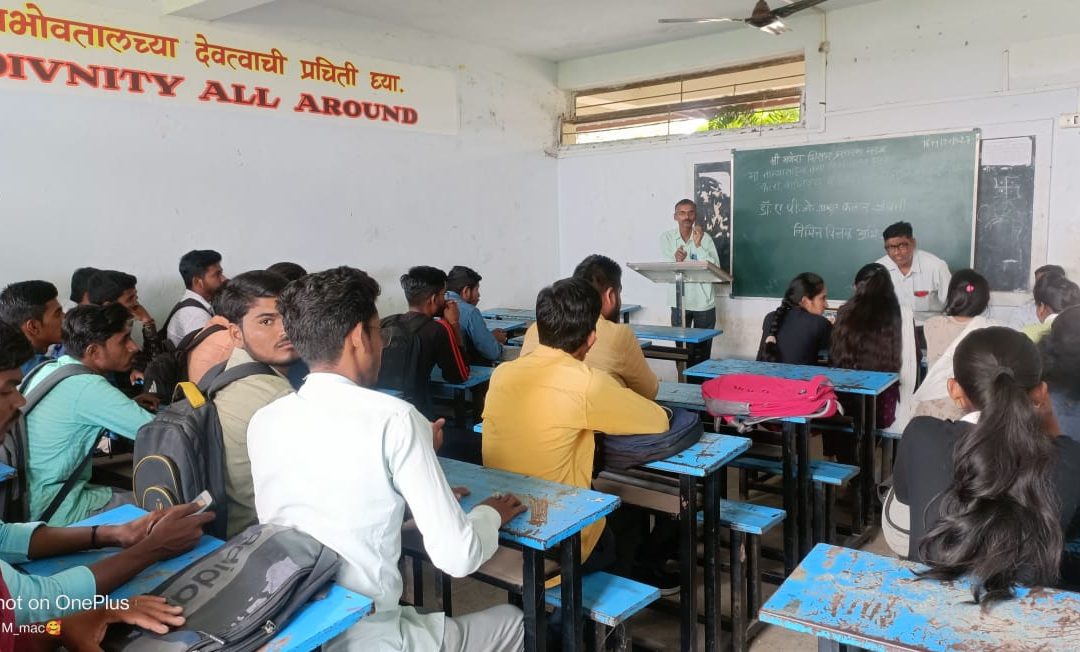 मा.तात्यासाहेब तथा विश्वासराव देवरे कला,वाणिज्य व विज्ञान महाविद्यालय,उमराणे मध्ये वाचन प्रेरणा दिन साजरा