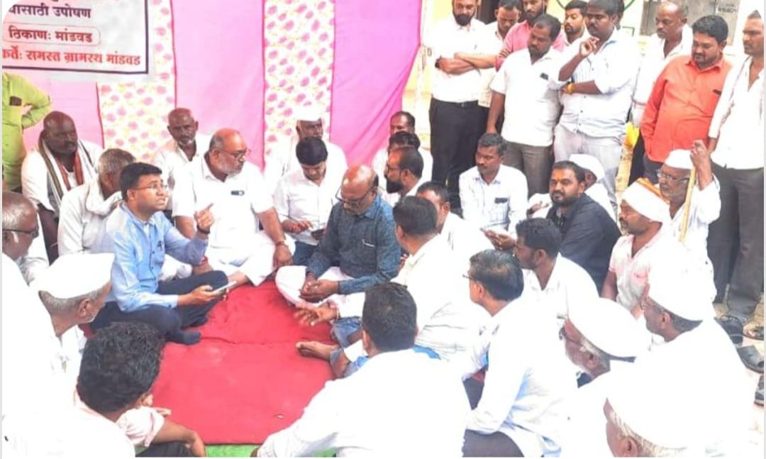 अवकाळी गारपीट ग्रस्त शेतकऱ्यांचा आमरण उपोषणाचा दुसरा दिवस, मांडवड येथील शेतकऱ्यांचे उपोषण