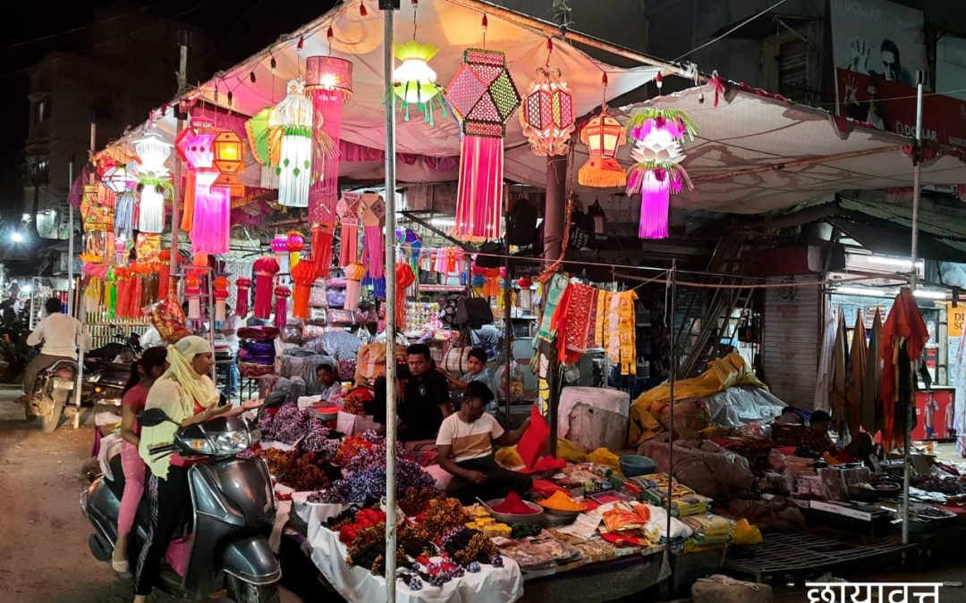 दिवाळी सणासाठी मनमाड ची बाजारपेठ सजली : ग्राहकांच्या ऑनलाइनखरेदीचा बाजारपेठेवर परिणाम