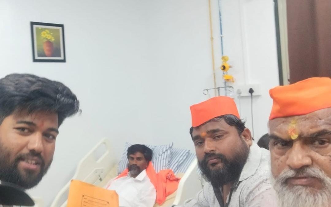 मराठा समाजाचे आंदोलनकर्ते मनोज जरांगे यांची मनमाडच्या पदाधिकाऱ्यांनी घेतली भेट