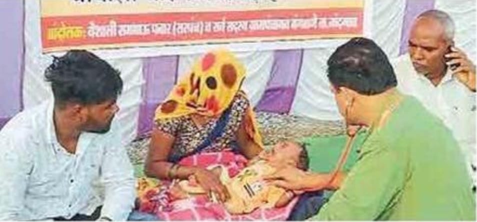 मंगळणे येथील आदिवासी महिला सरपंचाचे तीन महिन्याच्या बाळासह बेमुदत उपोषण सुरूच.