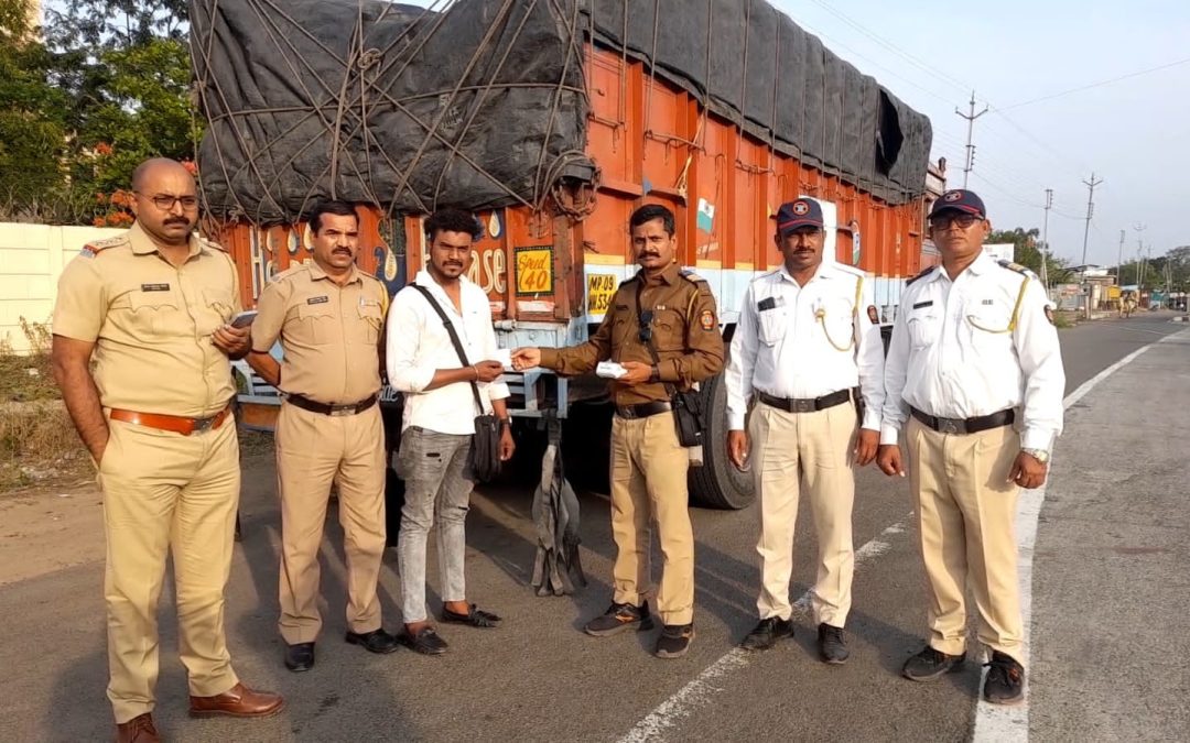 वाहतुकीवर अडथळा करणाऱ्या  वाहनांवर दंडाची कारवाई
