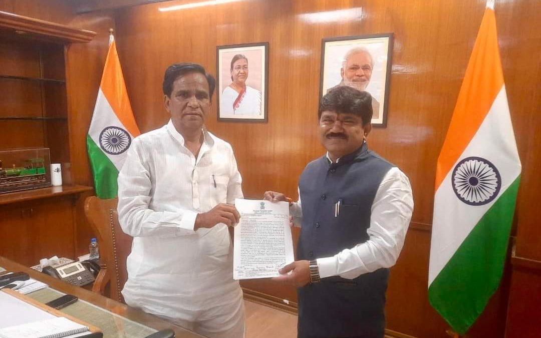 मनमाड, नाशिक येथील प्रवाशांसाठी मुंबई – मनमाड स्पेशल ट्रेन सुरू करावी खासदार हेमंत गोडसे यांची केंद्रिय रेल्वे राज्यमंत्र्यांकडे आग्रही मागणी