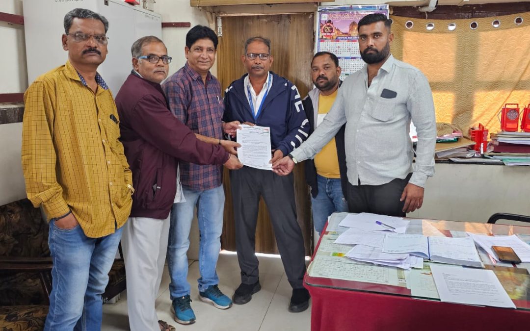 धुळे मुंबई एक्सप्रेसला  मनमाडकरांसाठी तीन अतिरिक्त बोगी राखून ठेवाव्यात राष्ट्रवादी काँग्रेसची मागणी