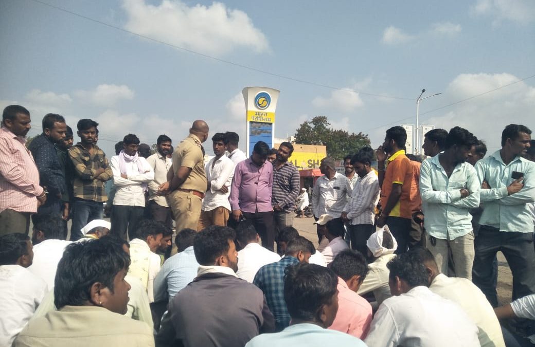 नांदगाव येथे कांदा निर्यात बंदी विरोधात रास्ता रोको