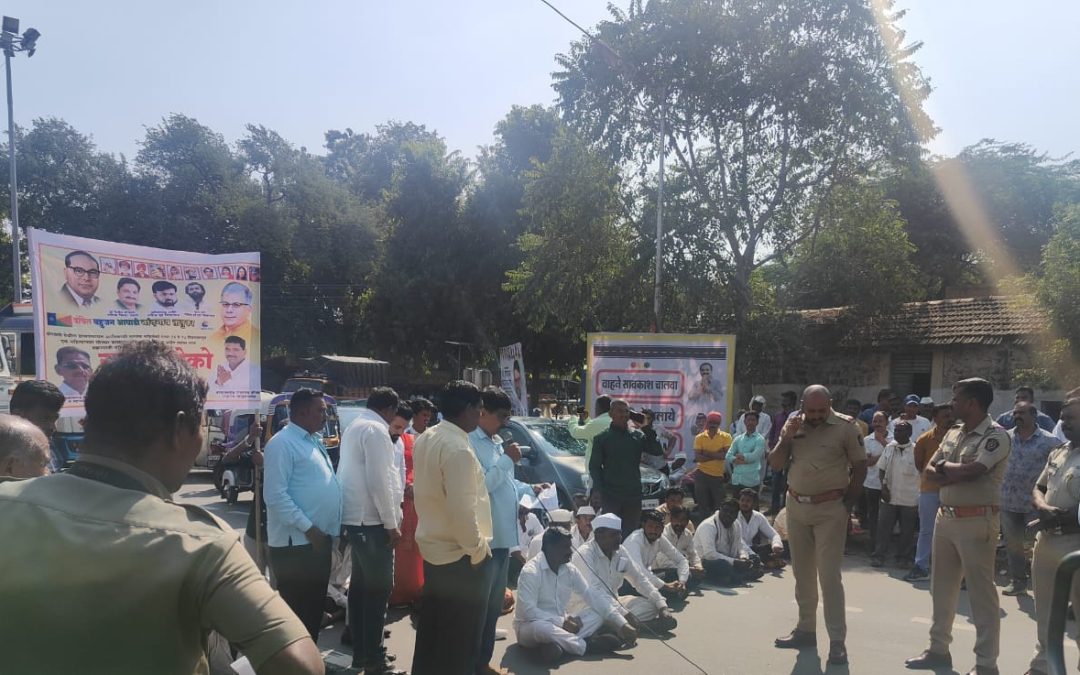 पंचायत समिती प्रशासना विरोधात रास्ता रोको – १२ दिवसांपासून सुरू असलेल्या  मंगळणे गावाच्या उपोषणकर्यांच्या  मागण्या अद्याप दुर्लक्षित