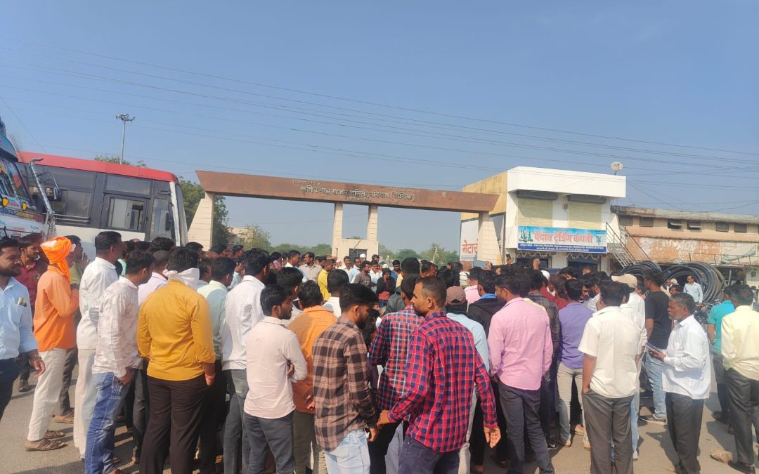 नांदगाव येथे शेतकर्यांनी रोखला नांदगाव येवला मार्ग