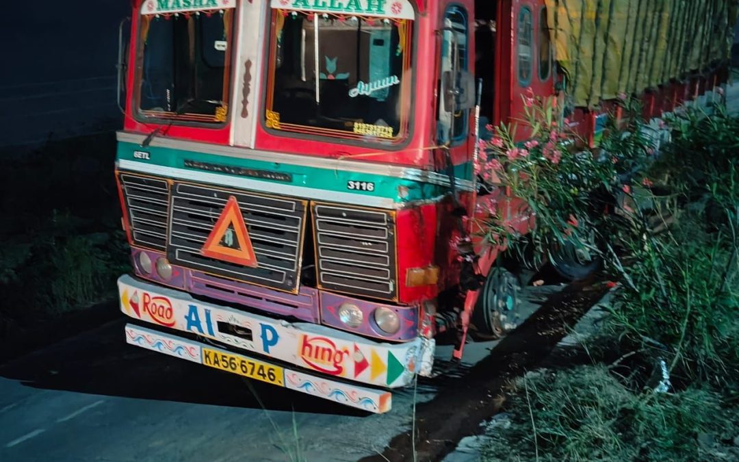 केमीकल वाहतूक करणारा १६ चाकी मालट्रक दुभाजकावर आदळला एकाच वेळी आठ टायर फुटल्याने झाला मोठा आवाज – नांदगाव येथील घटना