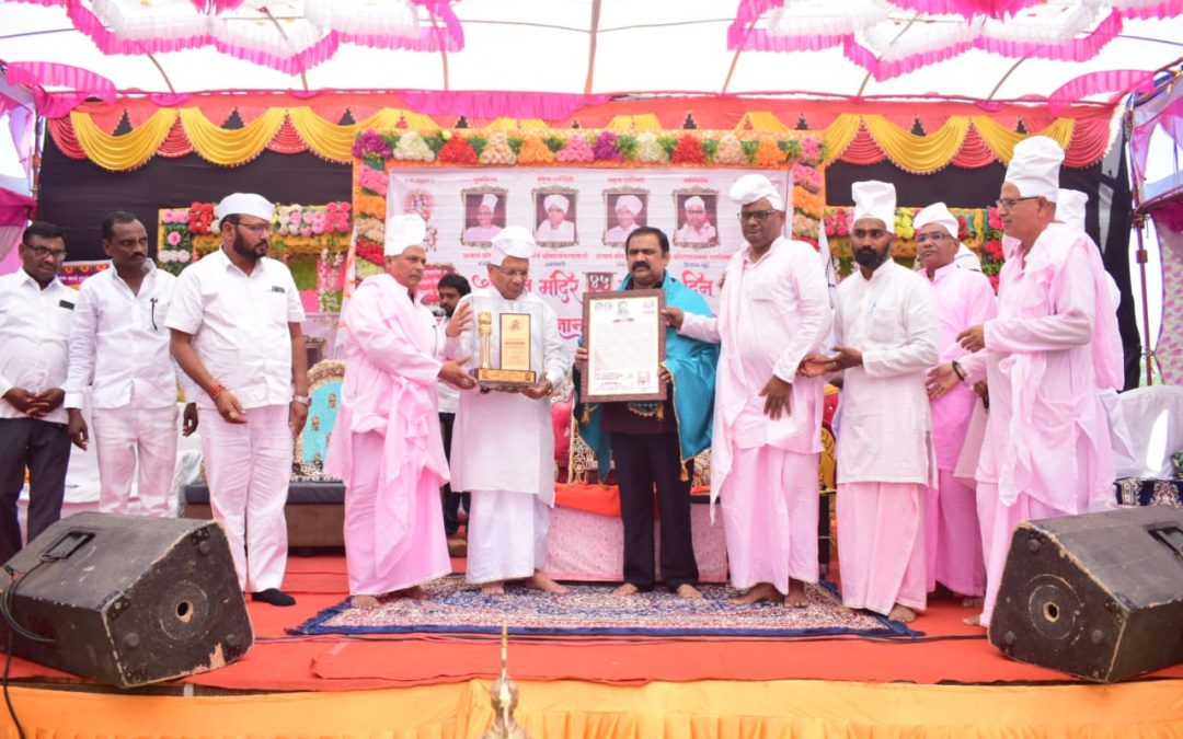 महानुभाव पंथाकडून जिल्हास्तरीय पुरस्कार आमदार कांदे यांना प्रदान