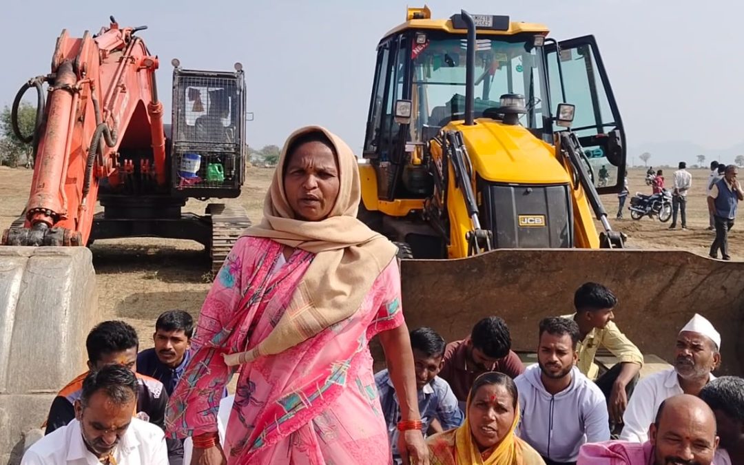बघा व्हिडिओ-रापली हद्दीत रेल्वे चे दुहेरीकरणाचे काम शेतकर्यांनी पाडले बंद – रेल्वे अधिकाऱ्याने अरेरावीची भाषा वापरल्याचा आरोप