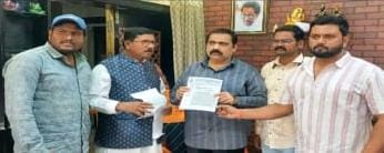 रेल्वे ओव्हर ब्रीज शेजारी एक नवीन फ्लाय ओव्हर ब्रीज बनवा मनमाड रेल्वे कारखान्याच्या शिष्टमंडळातर्फे आ. कांदे यांना निवेदन