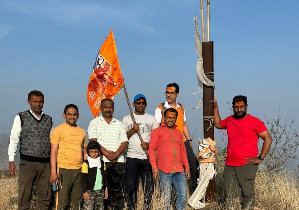 प्रभु श्री रामचंद्रांच्या पदस्पर्शाने पावन झालेल्या अंकाई किल्ल्यावर मनमाड च्या गिरी प्रेमींनी दुर्ग पूजन व ध्वजारोहण करत साजरा केला मूर्ती प्रतिष्ठापना क्षण