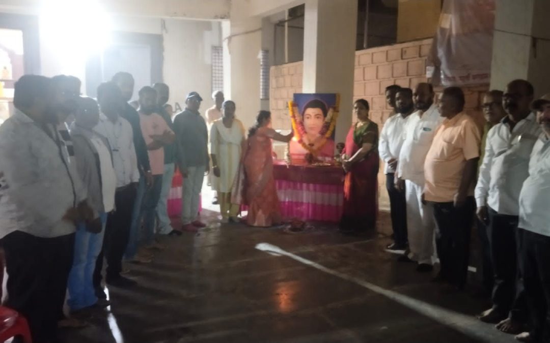 सकल मराठा समाज मनमाड तर्फे क्रांती ज्योती  सावित्रीबाई फुले यांना अभिवादन