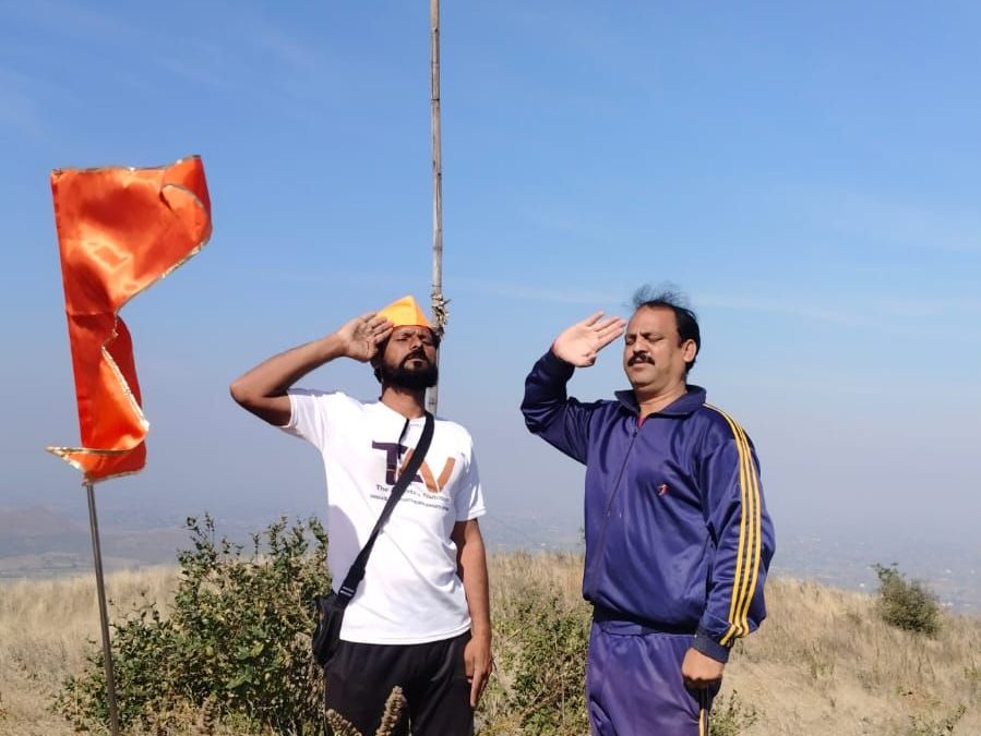 चांदवड तालुक्यातील कातरवाडी येथे कात्रा किल्ल्यावर ग्रीरीप्रेमींकडून ध्वजारोहण