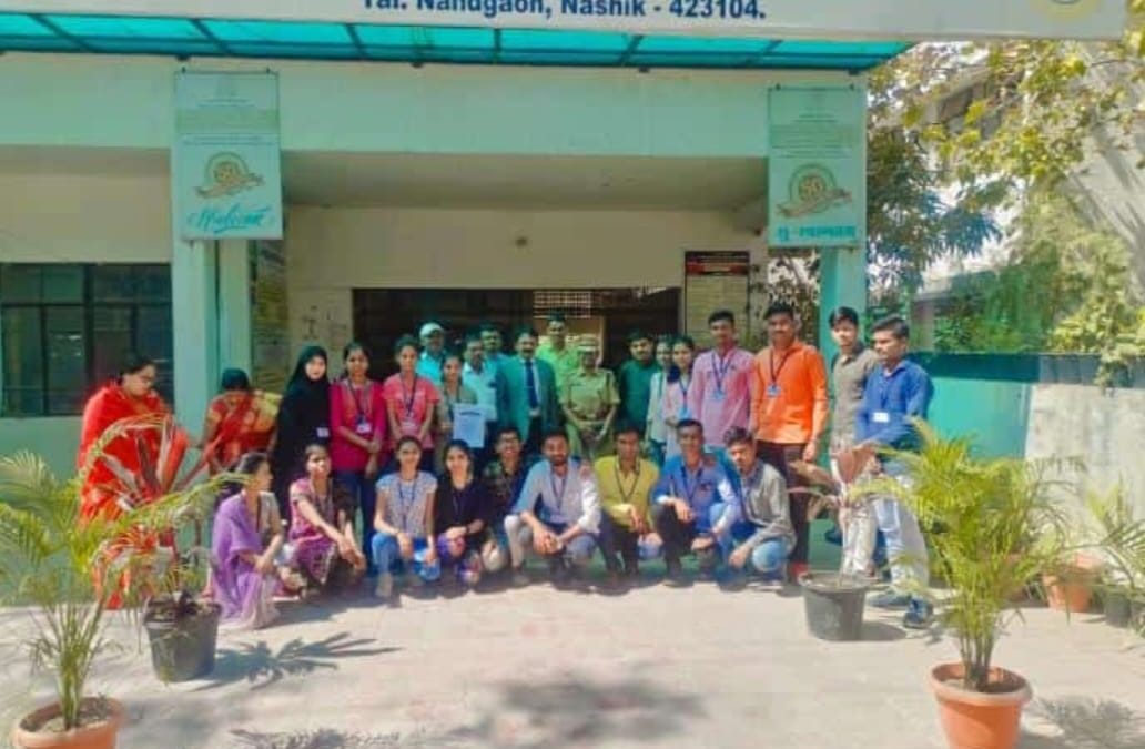 अभिरूप युवा संसदेमध्ये मनमाड महाविद्यालयाचे यश