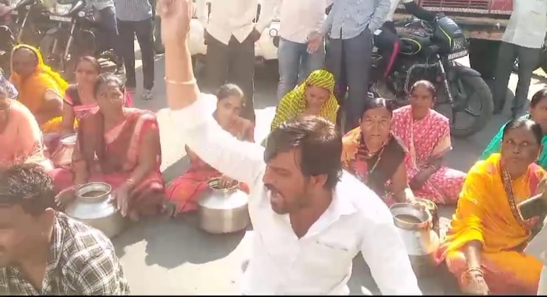 नांदगाव पाणी प्रश्न गंभीर तिसऱ्यांदा रास्ता रोको… तिन आठवड्यातुन एकदा  पाणी…? ग्रामीण भागात हीच अवस्था