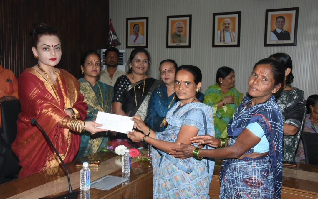 येत्या काही महिन्यात तालुक्यातल्या किमान २५ हजार  माता भगिनींना घरातच रोजगार उपलब्ध करून देणार.. आणि त्यांना आर्थिक दृष्ट्या स्वयंपूर्ण बनवणार… सौ. अंजुम ताई सुहास कांदे