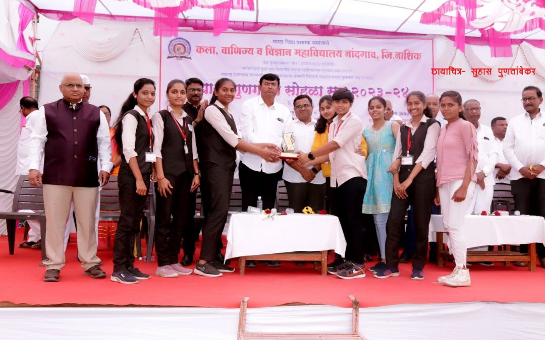 नांदगाव महाविद्यालयात विद्यार्थी खळखळून हसले आणी तणाव मुक्त झाले ./ गुनवंत विद्यार्थ्याचा सन्मान