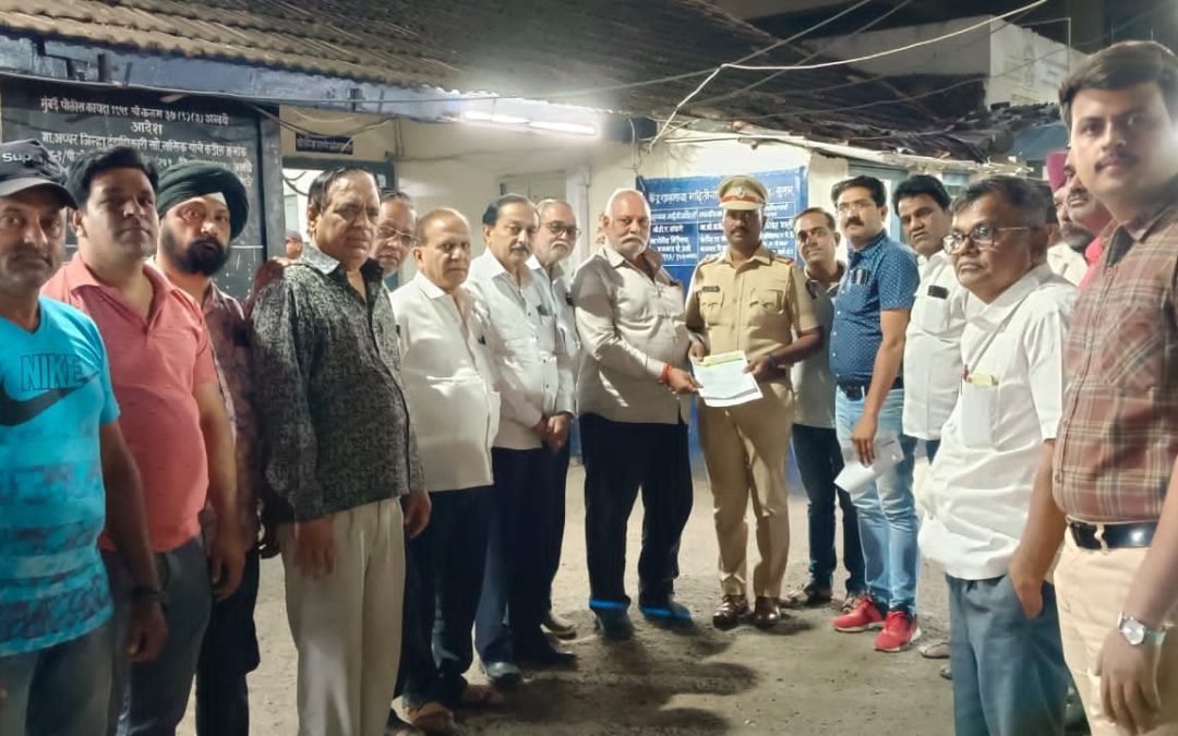 भर बाजारपेठेत झालेल्या चोरी बाबत व्यापारी महासंघातर्फे पोलीस स्टेशनला निवेदन