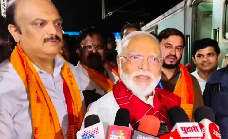 प्रभु रामचंद्र कर्मभूमी ते जन्मभूमी – २२ डब्यांच्या पंचवटी अयोध्या आस्था एक्स्प्रेसला ना.भुजबळांनी दाखवीला हिरवा झेंडा