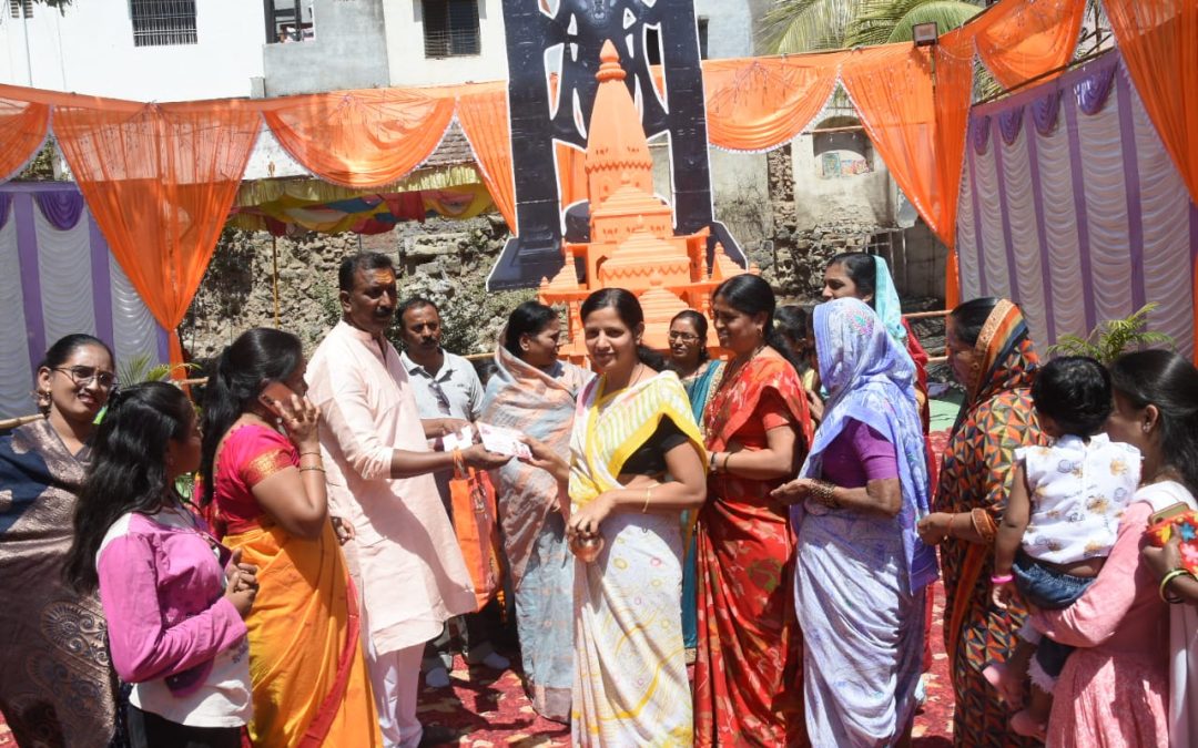 महादेव मंदिरात दर्शनास आलेल्या महिला भक्तांना रुद्राक्ष भेट