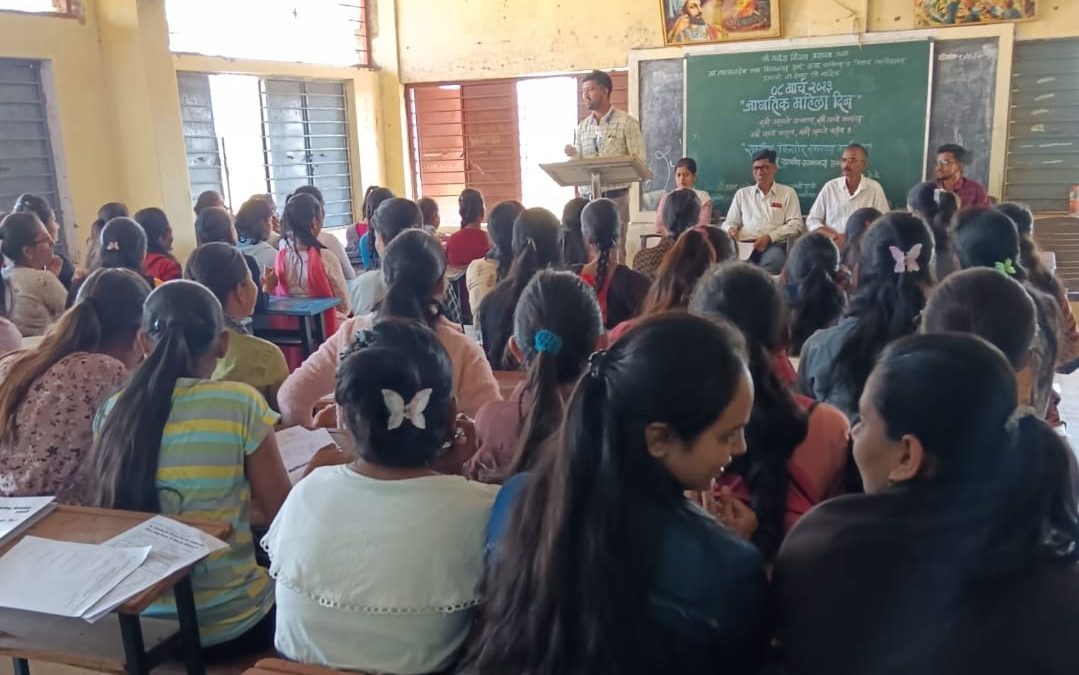 मा.तात्यासाहेब तथा विश्वासराव देवरे कला,वाणिज्य,विज्ञान महाविद्यालय,उमराणे येथे आंतरराष्ट्रीय महिला दिवस निमित्त निरोगी आरोग्य व विवाहपूर्व मार्गदर्शन शिबीर
