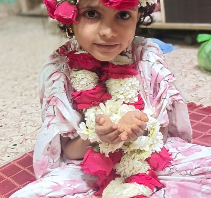 मनमाड शहरातील साडे पाच वर्षाची चिमुकली जैनब आत्तार ने कडाक्याच्या उन्हाळ्यात जीवनातील पहिला रोजा पूर्ण केला,